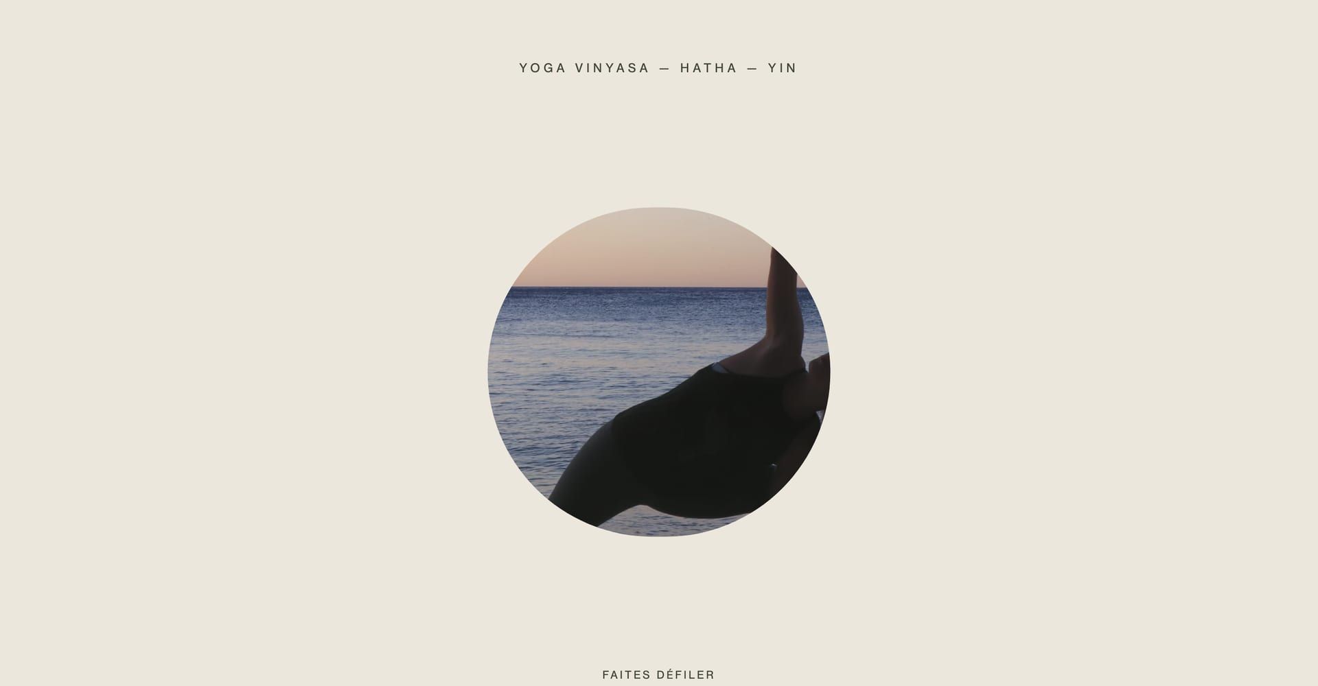 Le site de cours de yoga sur ordinateur : la mention vinyasa, hatha et yin au-dessus d’une photo ronde d’une posture face à la mer